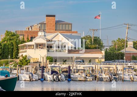 Le restaurant Beacon et le port de plaisance de Sag Harbor, NY Banque D'Images