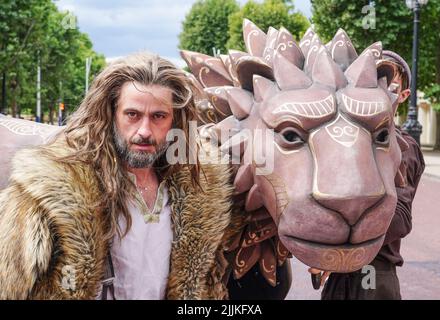 Aslan Ð joué par Chris Jared et marionné par Oliver Grant, Shaun McCourt et Sean Lopeman peut être vu à l'extérieur de Trafalgar Square et sur le Mall, Londres, avant la production West End du Lion, de la Witch et de la garde-robe au Gillian Lynne Theatre, Drury Lane. Date de la photo: Mercredi 27 juillet 2022. Banque D'Images