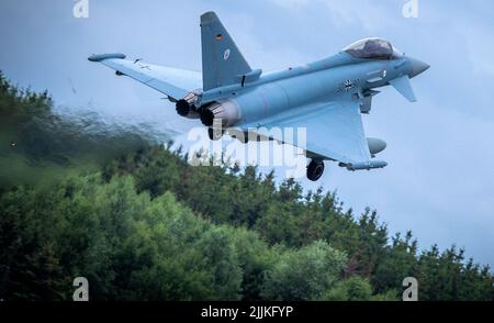 Laage, Allemagne. 27th juillet 2022. Un Eurofighter part de la base aérienne pour un vol vers l'Estonie. Au total, quatre avions de chasse doivent être déployés dans le cadre de la mission de longue date de l'OTAN pour assurer la sécurité aérienne des États baltes sur le flanc est de l'alliance militaire. L'avion de l'escadron tactique 71 'Richthofen' va voler des missions à partir d'Ämari (Estonie) dans les semaines à venir. Credit: Jens Büttner/dpa/Alay Live News Banque D'Images