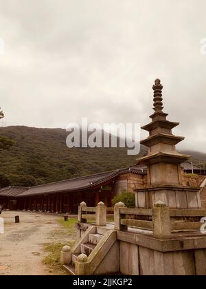 Un cliché vertical du temple Haeinsa dans le comté de Hapcheon, en Corée du Sud, par une journée nuageux Banque D'Images