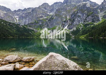 Lac de Morskie Oko ou l'oeil de la mer, dans la chaîne de montagnes des Hautes Tatras du Parc national de Tatra Banque D'Images