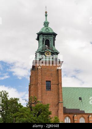 Photo verticale de la cathédrale royale de Gniezno vue par jour nuageux Banque D'Images