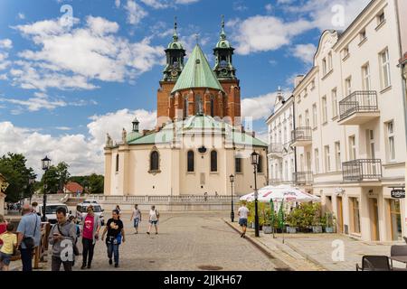 La cathédrale royale de Gniezno vue de la place du marché Banque D'Images