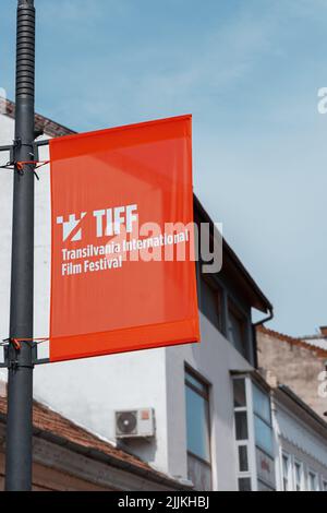 Un cliché vertical du panneau du Festival international du film de Transilvania dans la rue de la ville Banque D'Images