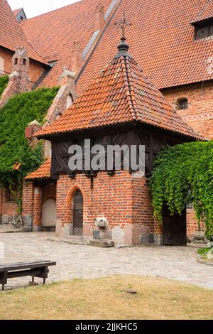 Un puits construit dans le château de Malbork (place au milieu du château) Banque D'Images