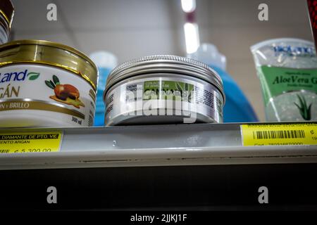 Une crème de cannabis pour un corps sur l'étagère d'un supermarché local à San Jose Banque D'Images