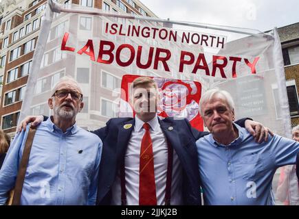 Londres, Angleterre, Royaume-Uni. 27th juillet 2022. (G-D) le député du Parti travailliste JEREMY CORBYN, le secrétaire général adjoint principal du syndicat RMT EDDIE DEMPSEY et le député du Parti travailliste JOHN MCDONNELL se joignent au piquet de grève à l'extérieur de la gare d'Euston alors que la grève nationale des chemins de fer sur les salaires et les conditions de travail frappe le Royaume-Uni. (Image de crédit : © Vuk Valcic/ZUMA Press Wire) Banque D'Images