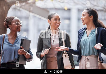 C'était votre journée. Un groupe de jeunes femmes d'affaires qui parlaient sur fond de ville. Banque D'Images