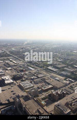 Une vue aérienne verticale des bâtiments sous un ciel clair à Chicago, Etats-Unis Banque D'Images