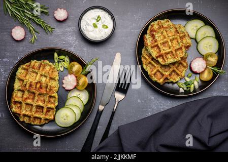 Photographie culinaire de gaufres à la courgette, courgettes, concombres, romarin Banque D'Images