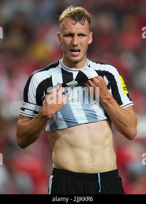 Lisbonne, Portugal. 25 juillet 2022, Dan Burn de Newcastle Uni lors du match de la coupe Eusebio d'avant-saison entre SL Benfica et Newcastle United FC joué à Estadio da Luz sur 25 juillet 2022 à Lisbonne, Portugal. (Photo de Bagu Blanco / PRESSINPHOTO) Banque D'Images