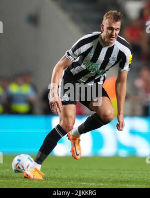 Lisbonne, Portugal. 25 juillet 2022, Dan Burn de Newcastle Uni lors du match de la coupe Eusebio d'avant-saison entre SL Benfica et Newcastle United FC joué à Estadio da Luz sur 25 juillet 2022 à Lisbonne, Portugal. (Photo de Bagu Blanco / PRESSINPHOTO) Banque D'Images