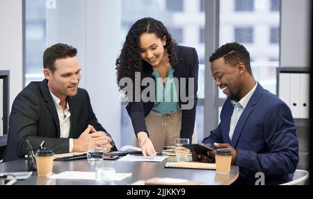 Permettez-moi de vous montrer... un groupe de cols blancs dans la salle de réunion. Banque D'Images