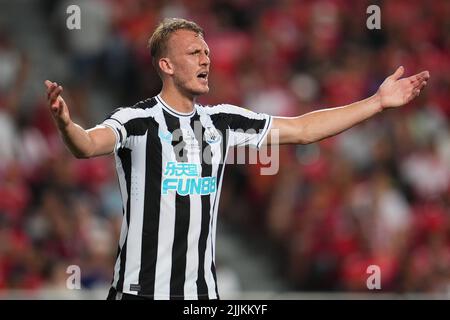 Lisbonne, Portugal. 25 juillet 2022, Dan Burn de Newcastle Uni lors du match de la coupe Eusebio d'avant-saison entre SL Benfica et Newcastle United FC joué à Estadio da Luz sur 25 juillet 2022 à Lisbonne, Portugal. (Photo de Bagu Blanco / PRESSINPHOTO) Banque D'Images