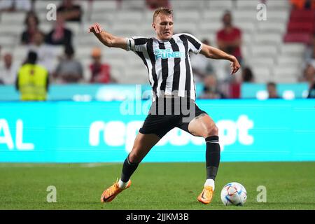 Lisbonne, Portugal. 25 juillet 2022, Dan Burn de Newcastle Uni lors du match de la coupe Eusebio d'avant-saison entre SL Benfica et Newcastle United FC joué à Estadio da Luz sur 25 juillet 2022 à Lisbonne, Portugal. (Photo de Bagu Blanco / PRESSINPHOTO) Banque D'Images