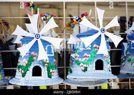 Gros plan d'un moulin à vent de jouets suspendus à la clôture Banque D'Images