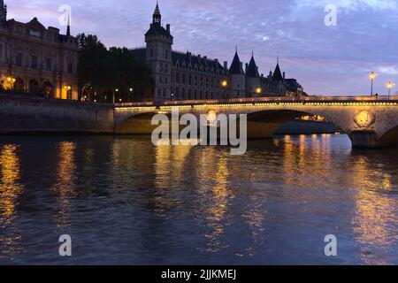 Une belle vue sur le pont Pont au change à Paris dans la soirée, en France Banque D'Images