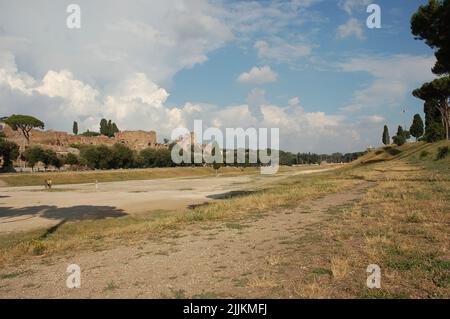 Les ruines historiques anciennes du stade de course de chars romain du Cirque Maximus en Italie Banque D'Images