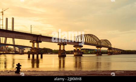 Une vue magnifique sur le pont du chemin de fer de Zuari au lever du soleil Banque D'Images