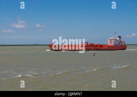 Le pétrolier Chemical Tanker Bow Platinum quitte Houston, Texas. Navire-citerne de produits chimiques naviguant dans le canal de Houston. Banque D'Images