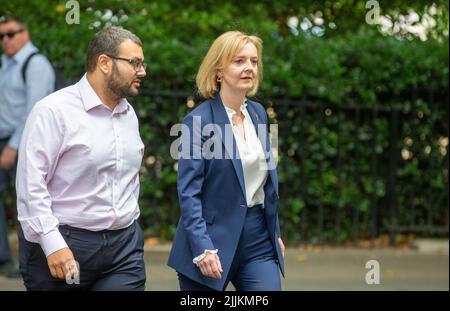 Londres, Angleterre, Royaume-Uni. 27th juillet 2022. LIZ TRUSS, secrétaire aux Affaires étrangères et candidate à la direction conservatrice, arrive à son bureau de campagne. (Image de crédit : © Tayfun Salci/ZUMA Press Wire) Banque D'Images