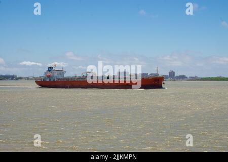 Le pétrolier chimique Brilante arrive à Houston, au Texas. Navire-citerne de produits chimiques naviguant dans le canal de Houston. Banque D'Images