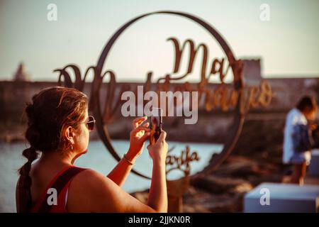Une belle photo d'une femme hispanique prenant une photo avec son téléphone Banque D'Images