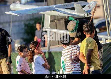 Gaza, Palestine. 26th juillet 2022. Les enfants palestiniens se trouvent à côté des drones locaux, produits par les Brigades Al-Qassam, l'aile militaire du mouvement palestinien du Hamas, à Khan Yunis, dans le sud de la bande de Gaza. (Photo de Yousef Masoud/SOPA Images/Sipa USA) crédit: SIPA USA/Alay Live News Banque D'Images