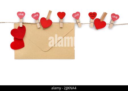 Épingles à linge en bois avec coeurs et enveloppe accrochées à un fil de lin. Concept pour la Saint Valentin. Carte de vœux. Espace pour votre texte. Banque D'Images