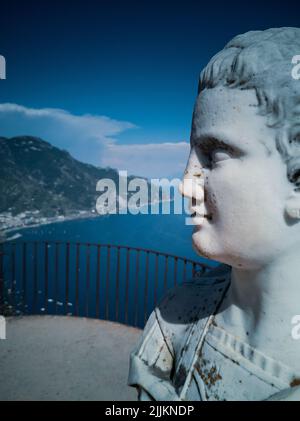 Gros plan vertical d'une statue de Ravello en arrière-plan du paysage marin. Banque D'Images