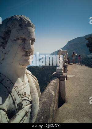 Gros plan vertical d'une statue de Ravello en arrière-plan du paysage marin. Banque D'Images