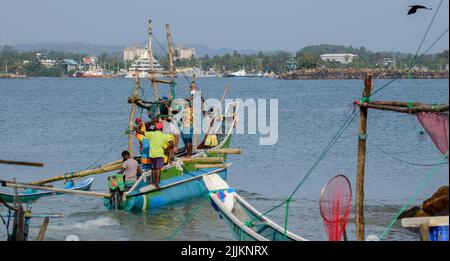 Galle, Sri Lanka - 02 03 2022 : un bateau à moteur part pour la pêche et de nombreux pêcheurs locaux sont sur le bateau de pêche. Banque D'Images