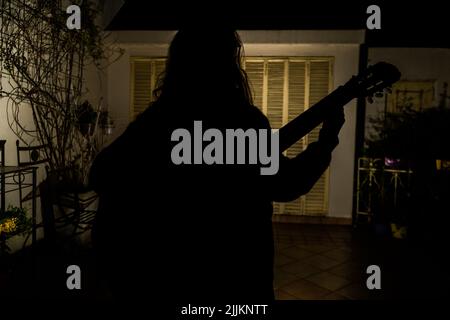 une photo de fille avec silhouette de guitare Banque D'Images