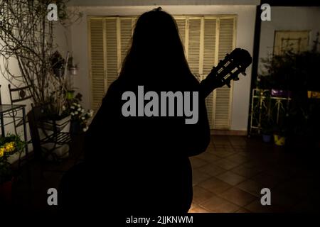 une photo de fille avec silhouette de guitare Banque D'Images