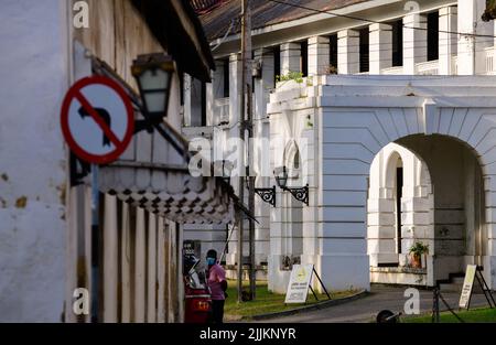 Galle, Sri Lanka - 02 03 2022: Une rue menant au bâtiment de la haute Cour de Galle. Banque D'Images