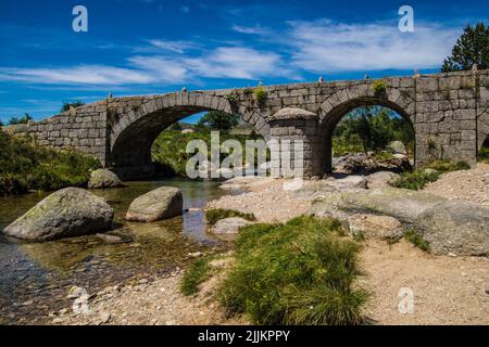 France, Lozère, le Pont-de-Montvert, le pont sur le Tarn, le Mont Lozère, le Parc National des Cévennes Banque D'Images