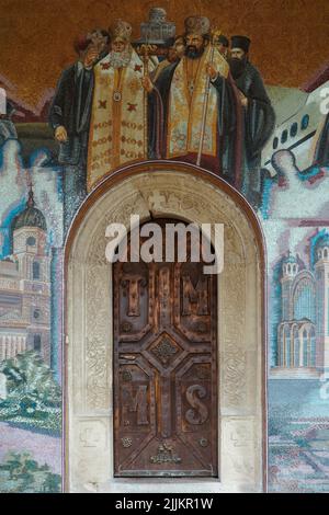 Une porte d'église médiévale en bois avec différentes inscriptions Banque D'Images