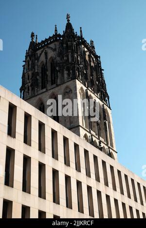Un cliché vertical de l'Uberwasserkirche à Munster, en Allemagne Banque D'Images