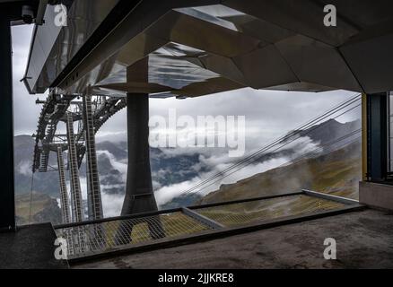 Vue sur une station de téléphérique sur la route entre Engelberg et le Mont Titlis en Suisse Banque D'Images