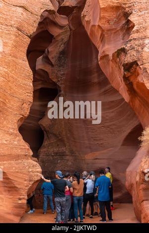 Le cliché vertical des personnes qui attendent d'entrer dans le canyon d'Antelope Banque D'Images