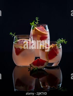 Photographie de boisson rose, pamplemousse, limonade, cocktail, thym Banque D'Images