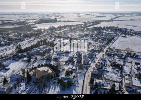 Vue aérienne du village de Rogow à Lodzkie Voivodeship de Pologne Banque D'Images