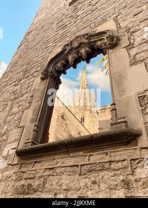 La photo verticale d'une fenêtre de la cathédrale de la Sainte-Croix et de Saint-Eulalia, également connue sous le nom de cathédrale de Barcelone, Espagne Banque D'Images