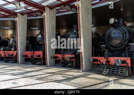 Une exposition de locomotives au Musée National des chemins de fer d'Entoncamento, Portugal Banque D'Images