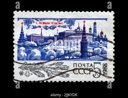 Kremlin avec étoile rouge, arbres sous la neige pour le nouvel an, URSS, vers 1987. Bonne année 1988 comme texte. Banque D'Images