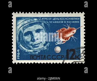 Yury Gagarin (1934-1968), premier astronaute russe soviétique dans l'espace, navette spatiale, vers 1964. Timbre post vintage isolé sur noir Banque D'Images