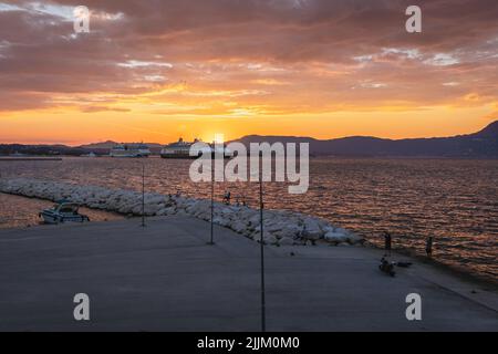 Coucher de soleil sur le nouveau port sur la vieille ville de Corfou sur l'île de Corfou, Iles Ioniennes, Grèce Banque D'Images