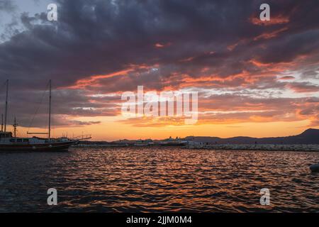 Coucher de soleil sur le nouveau port sur la vieille ville de Corfou sur l'île de Corfou, Iles Ioniennes, Grèce Banque D'Images