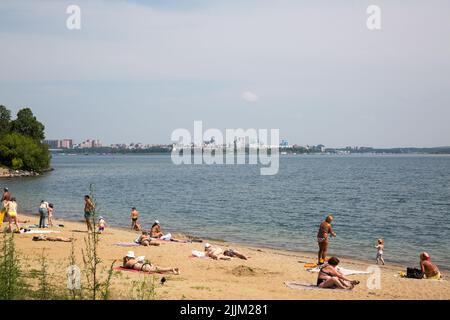 Irkoutsk, Russie - 26 juillet 2021, ville plage avec des gens sur la rivière Angara. Éditorial. Banque D'Images