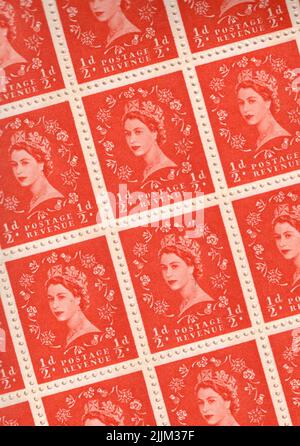 Détail d'une feuille de timbres postaux Elizabeth II GB en orange. Banque D'Images